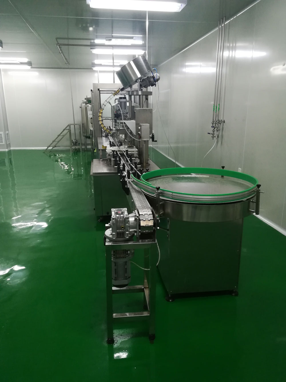 江西人初健康用品有限公司配制酒灌裝旋蓋收瓶聯動生產線